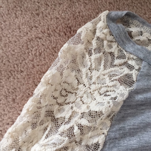 6/25.00 -or free 25.00 purchase/5.00 add-on -CHARLOTTE RUSSE long-sleeved lace. - Picture 2 of 3